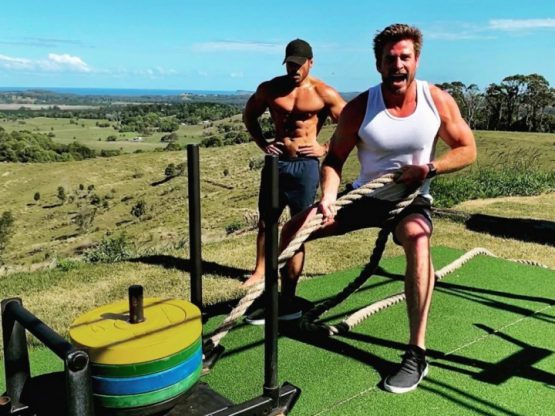 Liam Hemsworth kéo tạ 50 kg giữa trời nắng